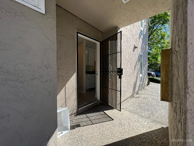 1403 Oxford St — Photo 2