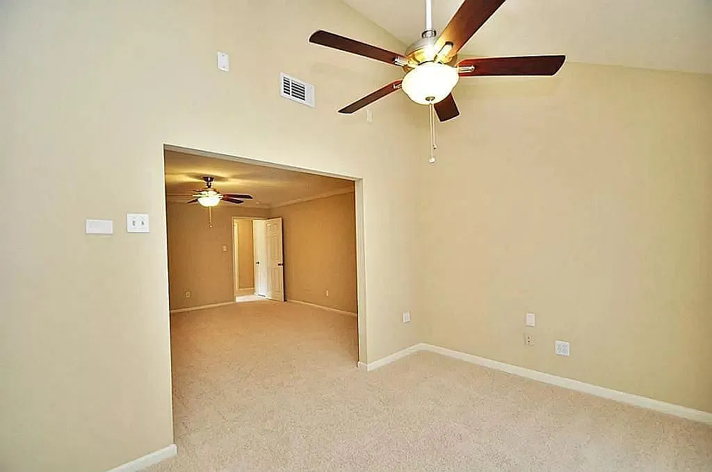 4 bed, 2582 sqft, $2,600 — Photo 2