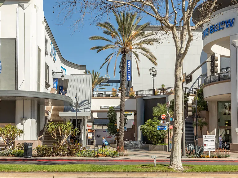 10 minutes from the Glendale Fashion Center.