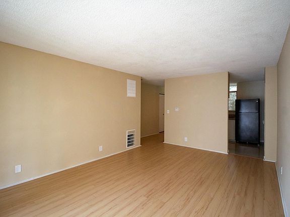 5th image of 477 S El Molino Ave APT 5
