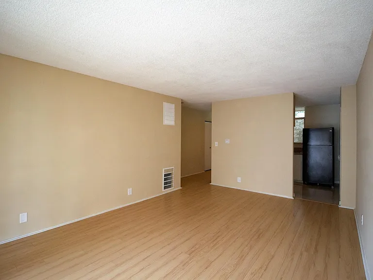477 S El Molino Ave #5 — Photo 5