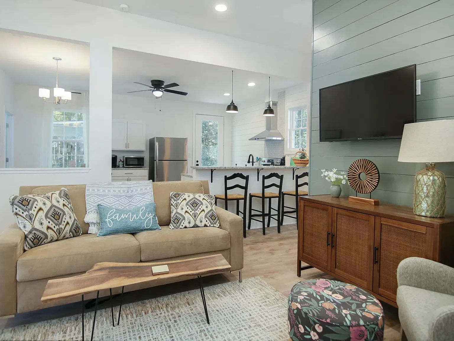 3 bed, 1300 sqft, $3,400 — Photo 2