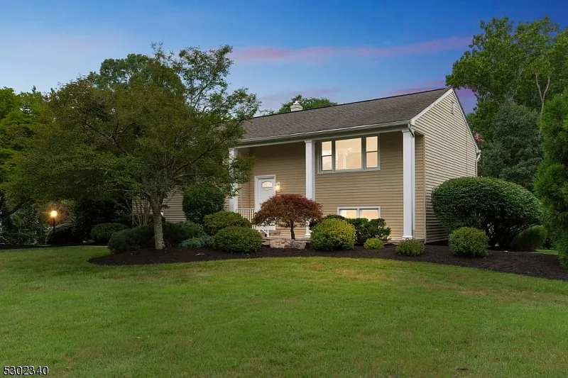 19 Fieldhedge Dr photo 1