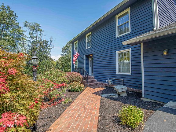 3rd image of 219 Lone Ridge Ln