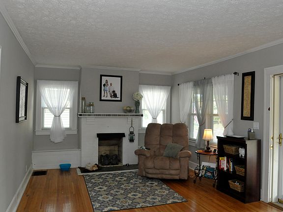 3rd image of 105 W 19th St