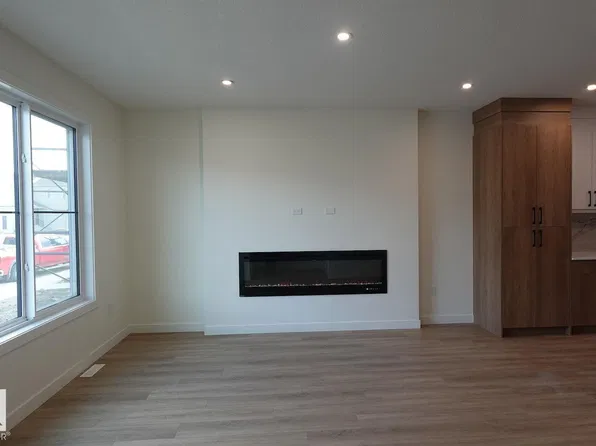 224 28th St NW, Edmonton, AB T6T 2H3