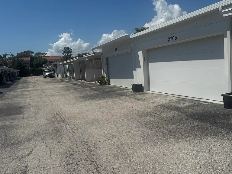 2704 Cardinal Dr — Photo 6