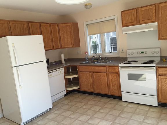 Beautiful Sunny Kitchen. Appliances replaced 1 year ago