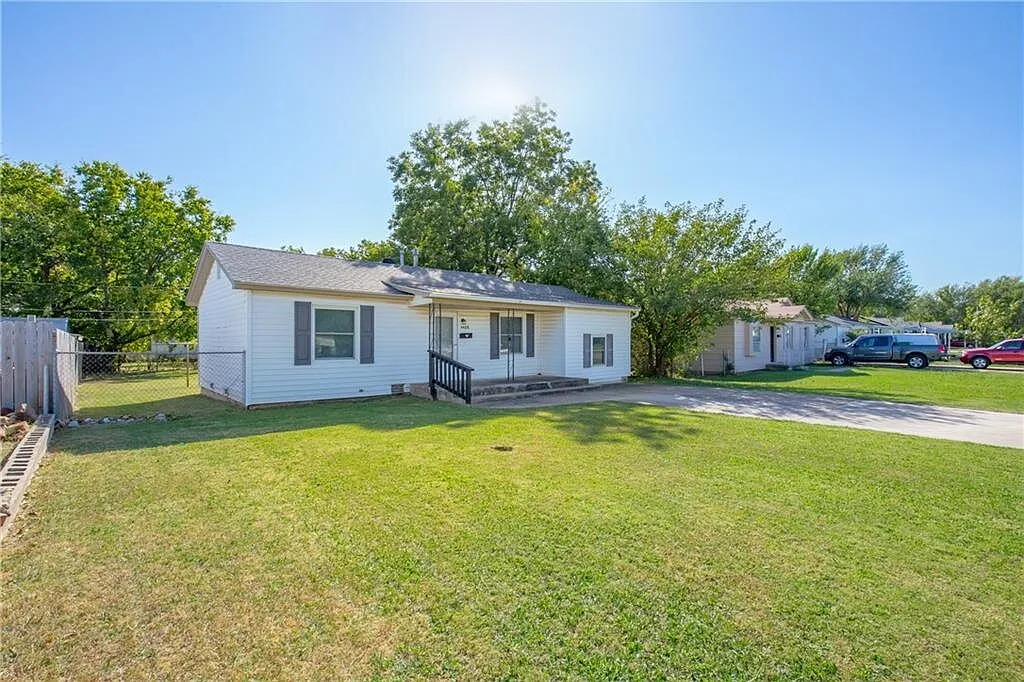 2 bed, 1.0 bath, 1080 sqft, $950 — Photo 2