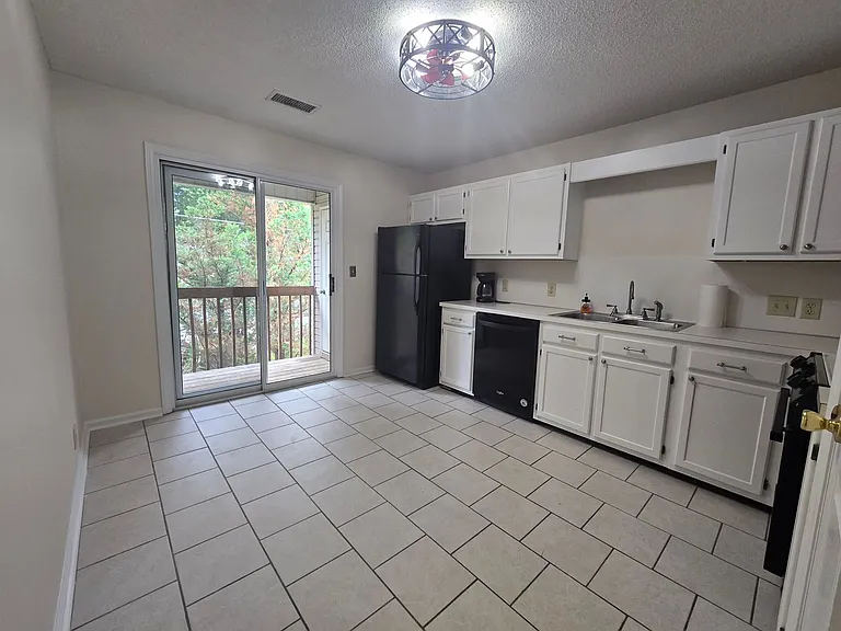 110 Westbrook Ct — Photo 3