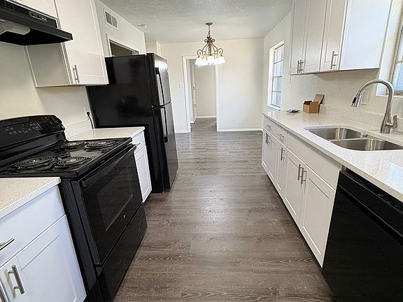 4th image of 402 Monticello Dr