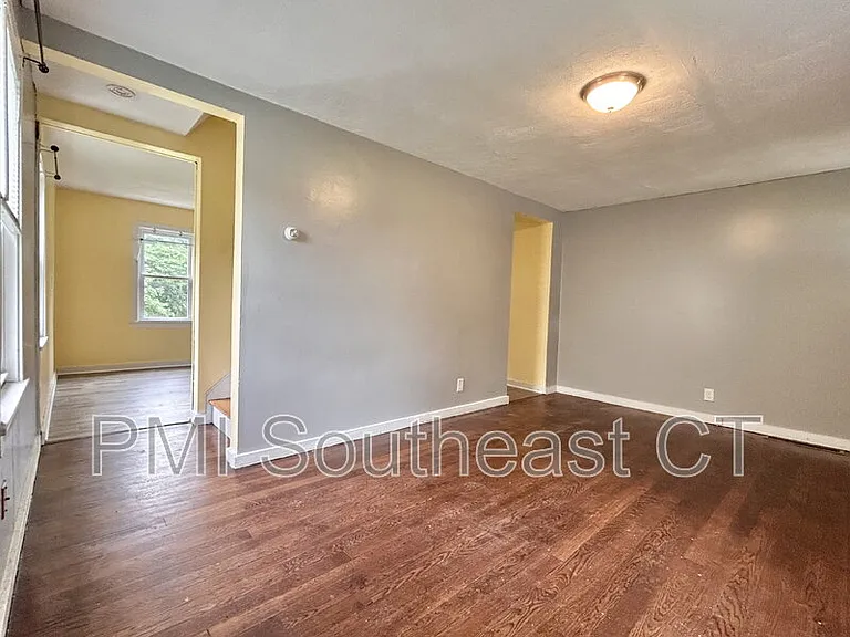 60 Hawthorne Dr — Photo 3