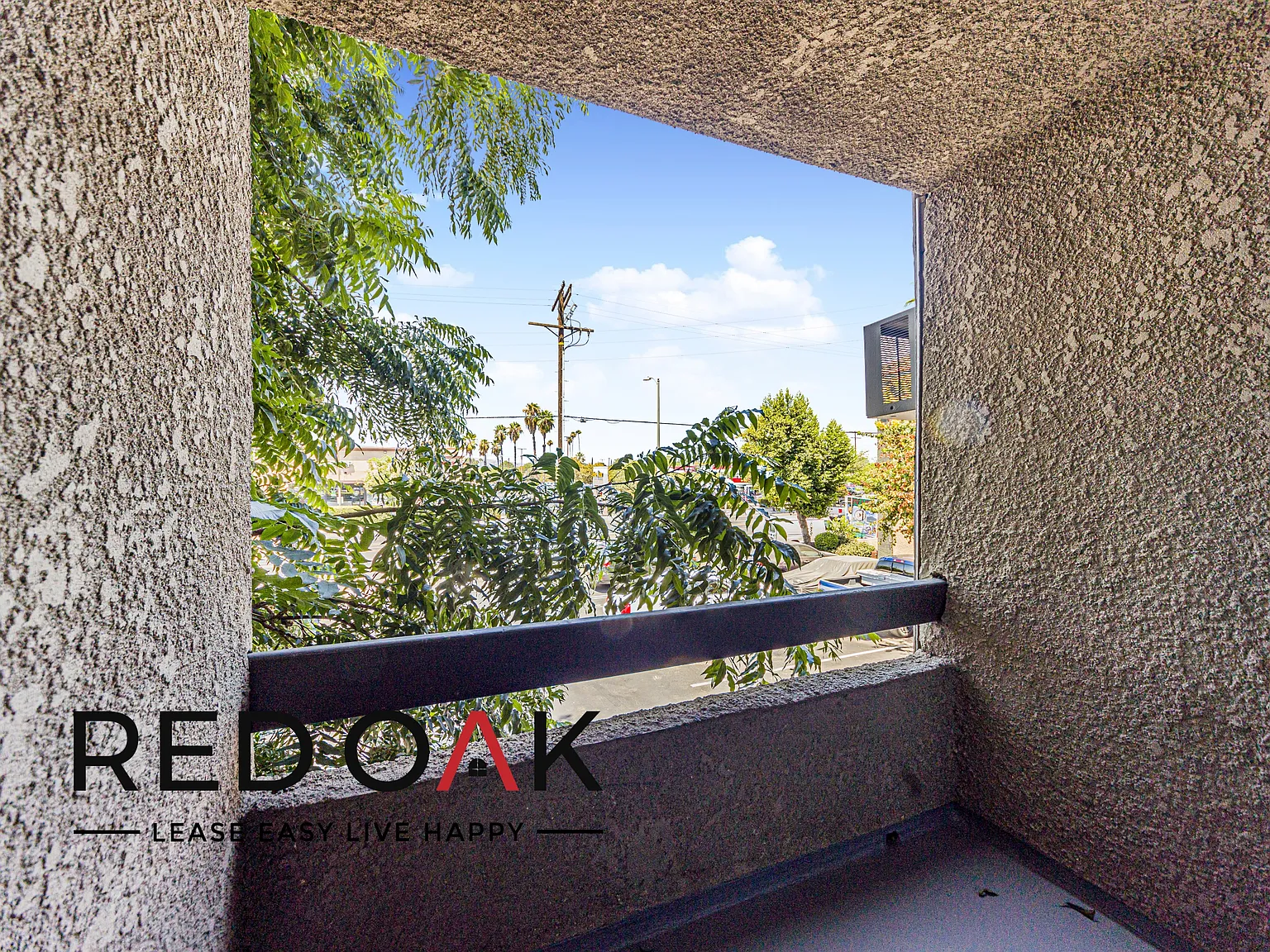 Brilliant Junior One Bedroom with Balcony, On-Site Laundry and Included Parking ~ Near CSU Northr... — Photo 3