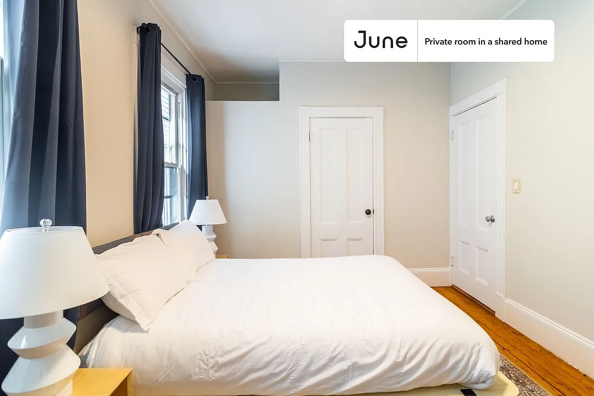 Queen bedroom in 4 bed/1 bath home in Roxbury #926 B — Photo 2