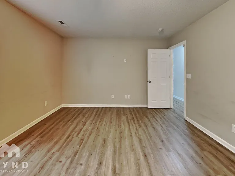 4076 Clovelly Dr — Photo 12