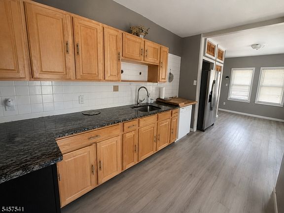5th image of 206 Bathgate Ave #1