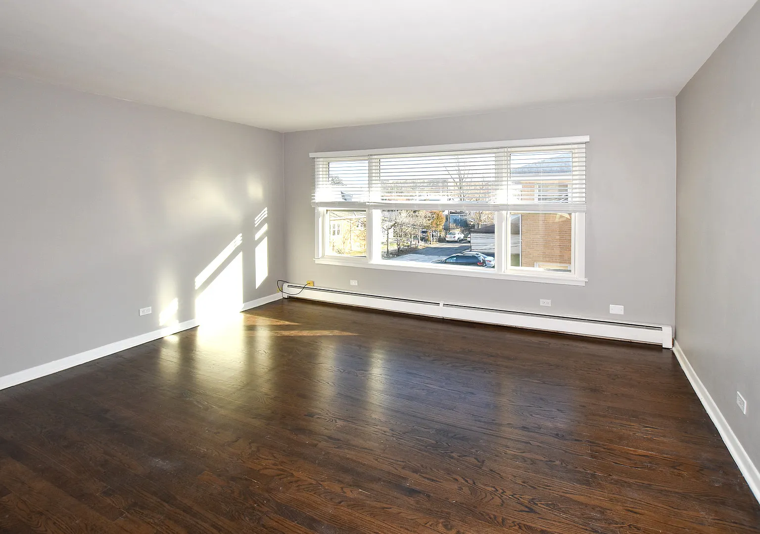 2 bed, 1000 sqft, $1,600 — Photo 2