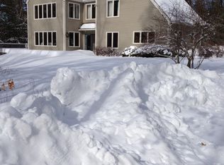 27 Foxglove Ln, Amherst, MA 01002