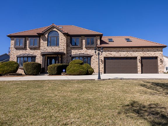 3rd image of 2658 E Royal Ridge Dr