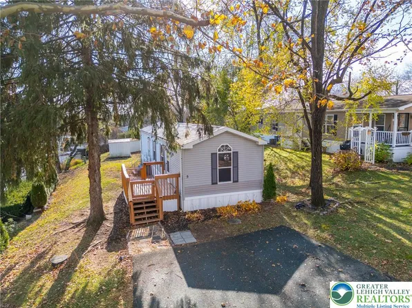 5 Woodview Ct, Bath, PA 18014