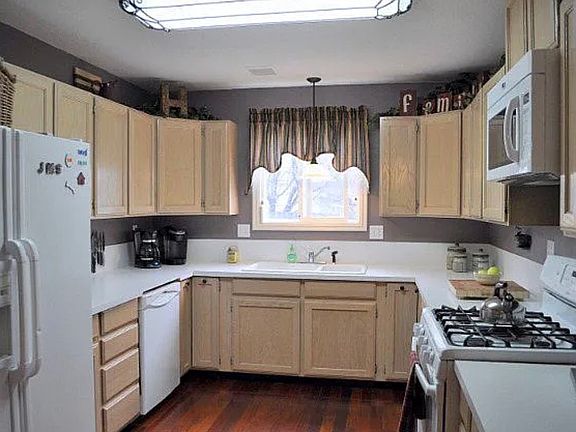 2nd image of 15 Michelle Dr