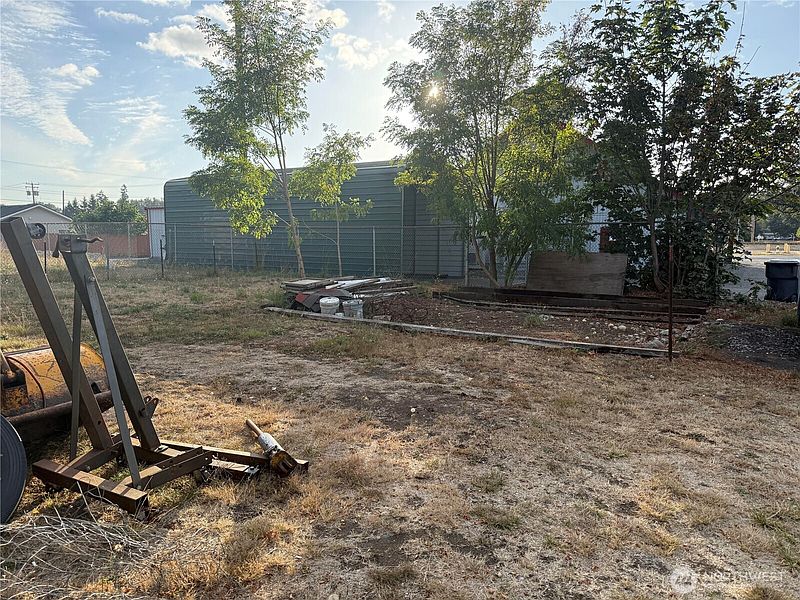 4th image of 303 Peterson Street S