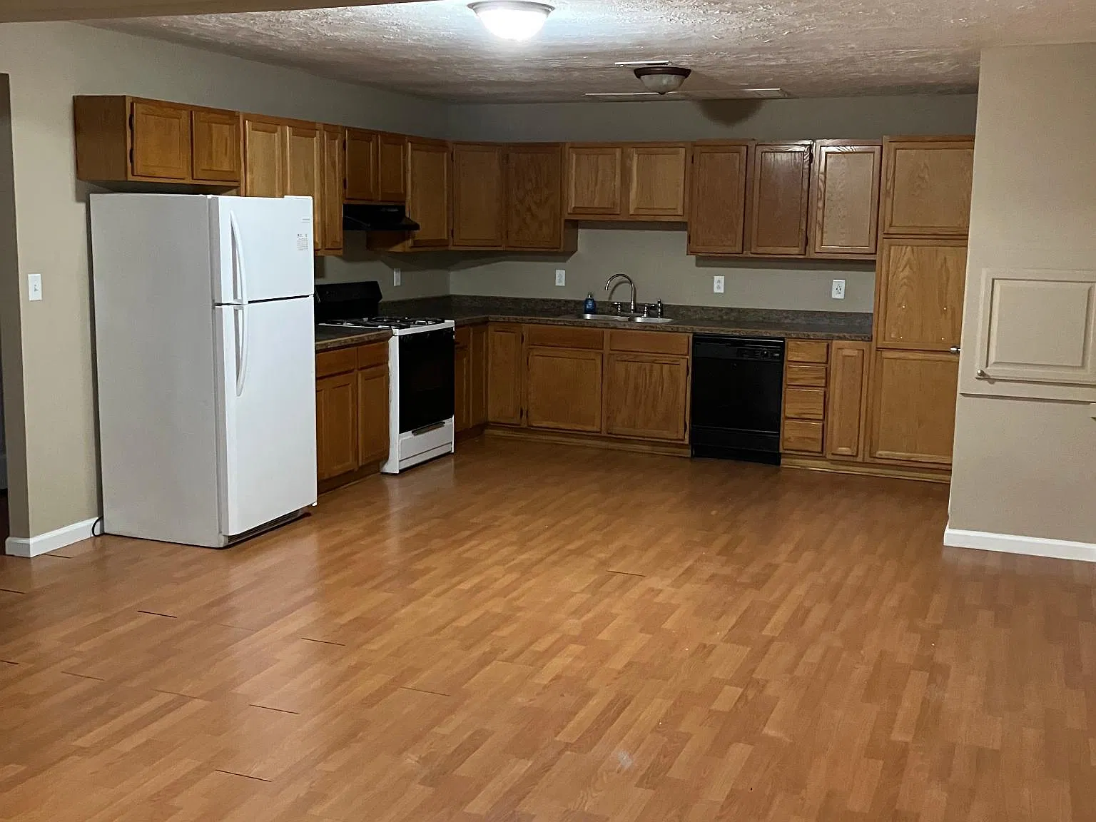 410 Dixon St — Photo 3