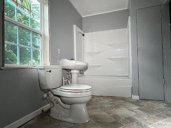 4th image of 2333 Dewey St