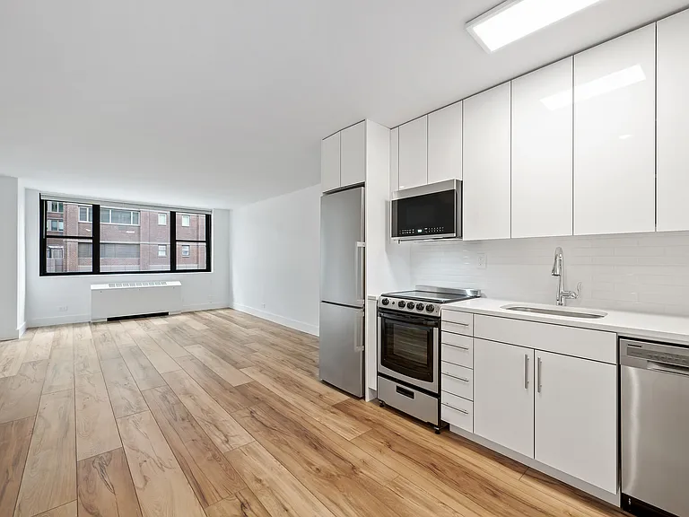 315 W 57th St #8G — Photo 1