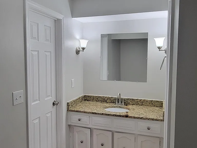 NE Locust Dr — Photo 10
