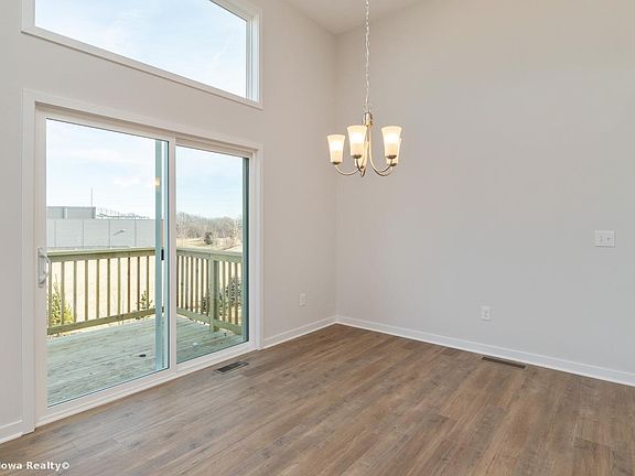 5th image of 351 NE Mink Dr