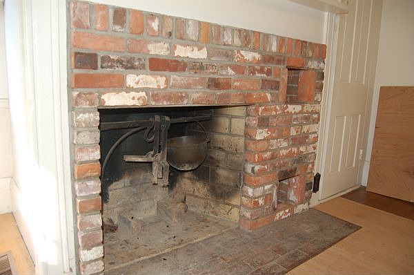 2nd image of 18 Pleasant St