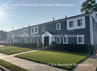 60 Cedar Ct APT 1, Copiague, NY 11726