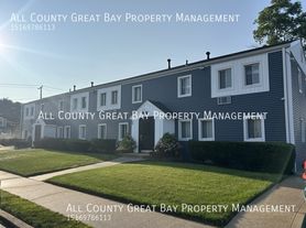60 Cedar Ct, Copiague, NY