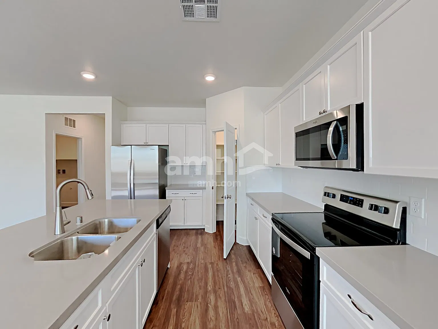 4 bed, 2.5 bath, 2463 sqft, $2,420 — Photo 4
