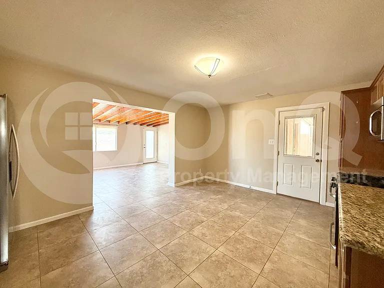 445 E Beatryce St — Photo 5