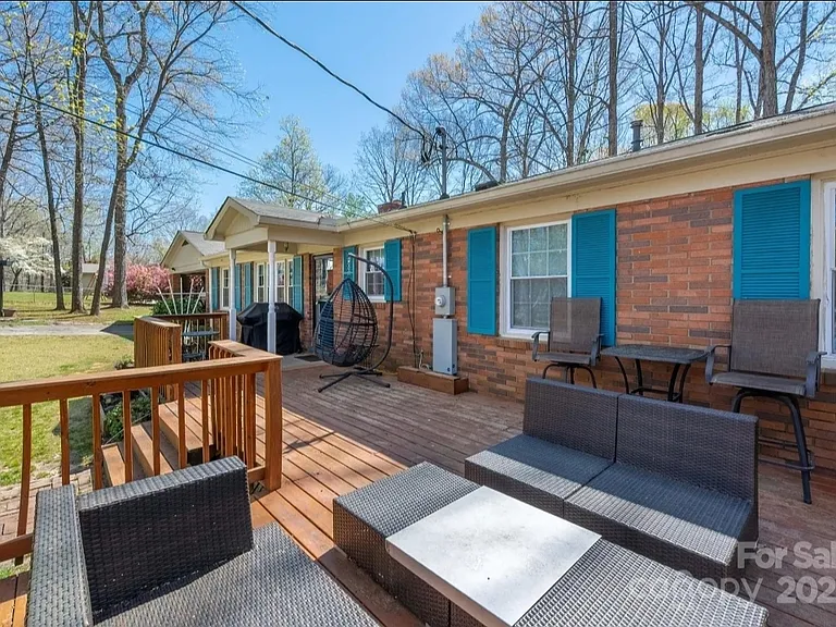 1010 Sherwood Cir — Photo 68