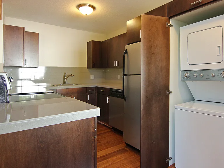 1530 SE Reedway St — Photo 2