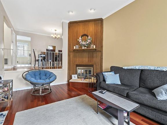 5th image of 284 Clubhouse Dr