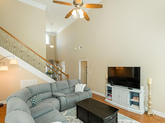3rd image of 915 Terraceside Cir