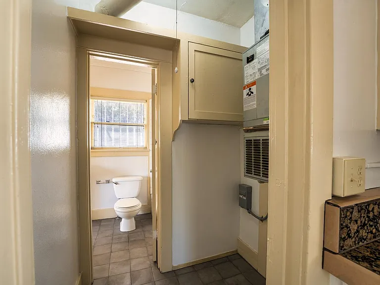 210 E 2nd St #2 — Photo 30