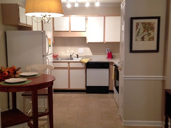 Spacious kitchen with upgraded light fixtures, all appliance