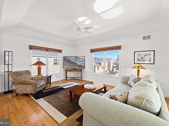4th image of 7 W Julia Ave
