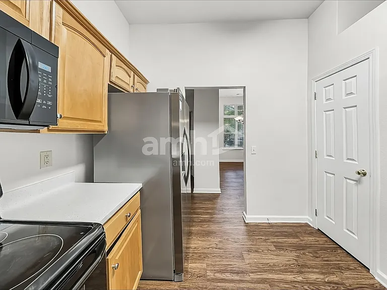 9818 Highlands Crossing Dr — Photo 3