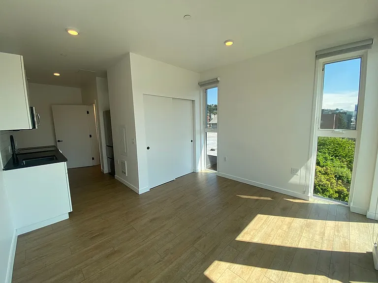 Welcome to Lakeview! - Live in Luxury & Style in the heart of Eastlake — Photo 15