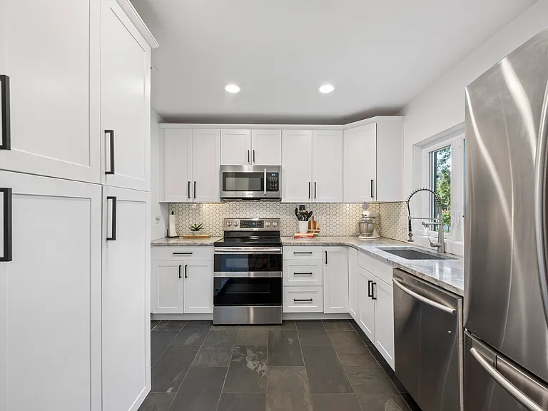 823 Eddy St — Photo 10