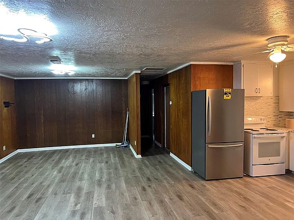2nd image of 215 13th St