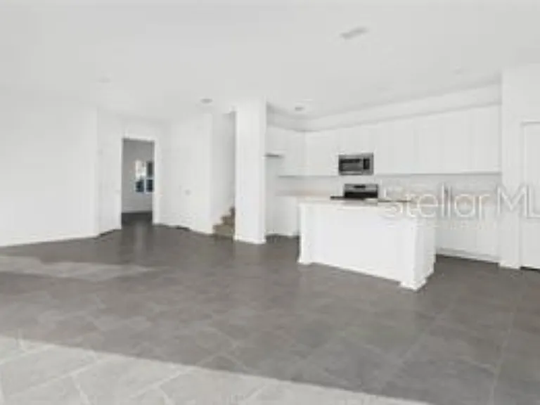 Chantilly Dr — Photo 5