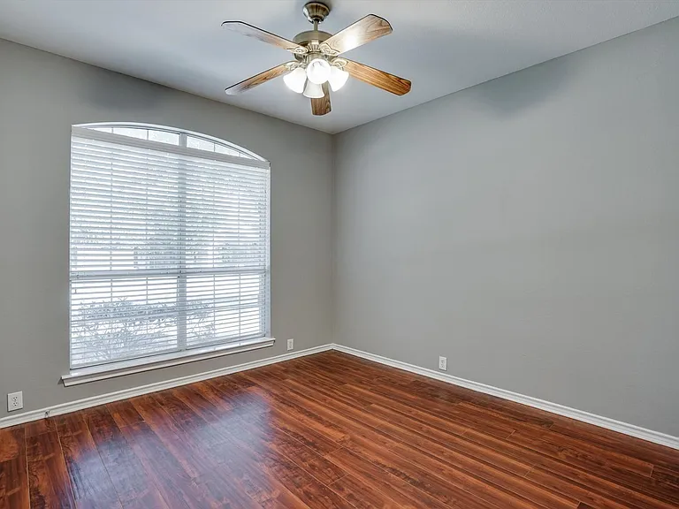 7657 Ravenhill Dr — Photo 21