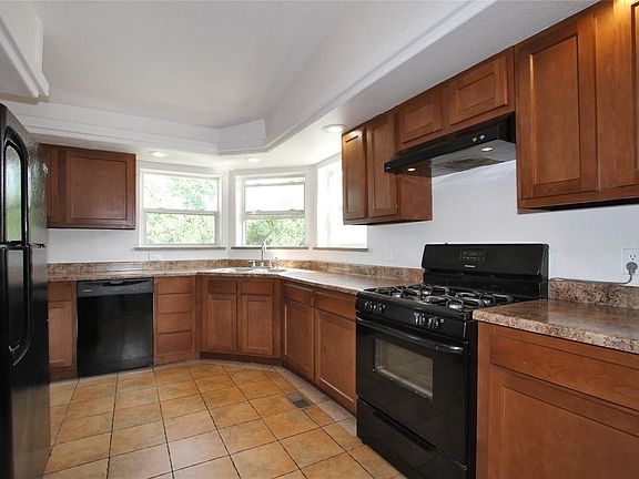 5th image of 1455 W Dakota Ave